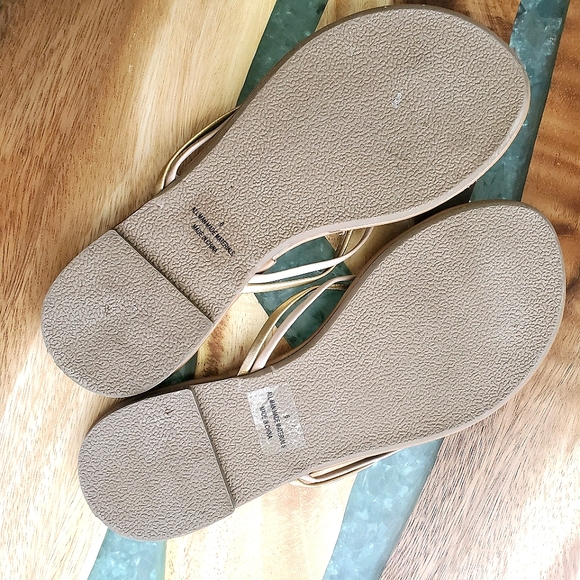 New York & Company Metallic Flip Flop Sandal | Size 6 - Picture 3 of 3